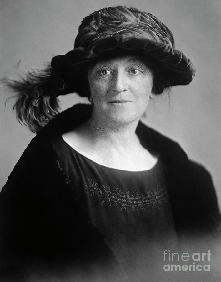 Maud Younger, known as the “Millionaire Waitress,” American labor activist and suffragist, wearing a wide-brimmed hat in a black-and-white portrait